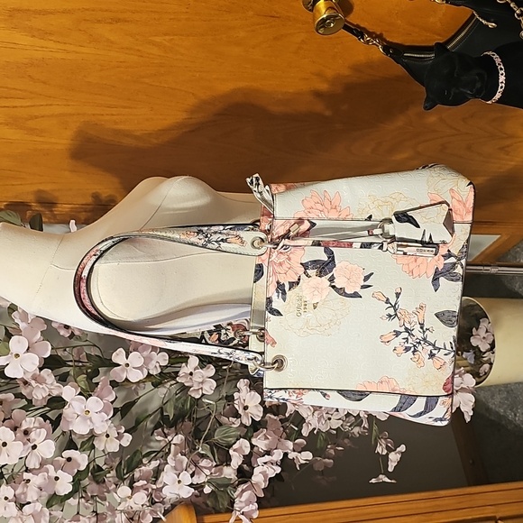 Guess Floral Purse - Picture 10 of 11